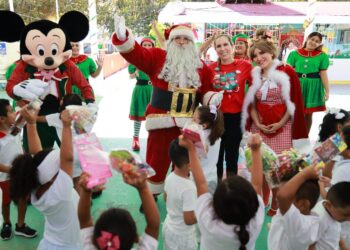 Lleva Atenea Gómez la magia de la Navidad a escuelas de Isla Mujeres