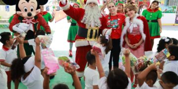 Lleva Atenea Gómez la magia de la Navidad a escuelas de Isla Mujeres