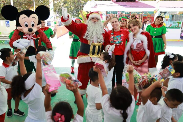 Lleva Atenea Gómez la magia de la Navidad a escuelas de Isla Mujeres