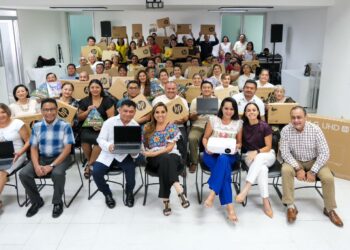 Fortalece Mara Lezama la educación básica con equipamiento tecnológico y la enseñanza de la lengua Maya