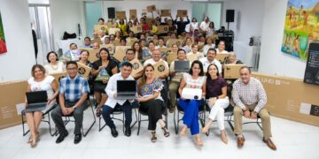 Fortalece Mara Lezama la educación básica con equipamiento tecnológico y la enseñanza de la lengua Maya