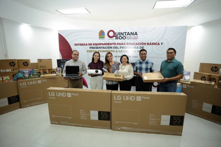 Atestigua Ana Paty Peralta entrega de equipamiento a escuelas de nivel básico