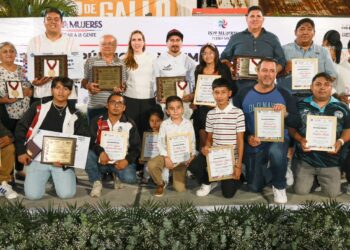 Atenea Gómez entrega la Medalla al Mérito Deportivo “Hugo Ravell Magaña”