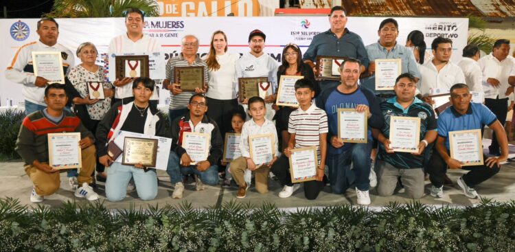 Atenea Gómez entrega la Medalla al Mérito Deportivo “Hugo Ravell Magaña”