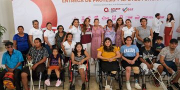 Entrega Mara Lezama prótesis de miembros inferiores y apoyos funcionales en Chetumal