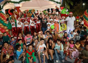 Atenea Gómez celebra con las familias isleñas la primera Posada en tu Colonia