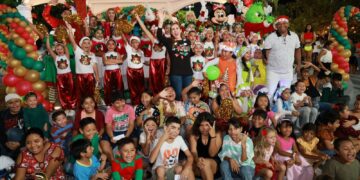 Atenea Gómez celebra con las familias isleñas la primera Posada en tu Colonia