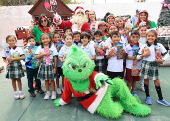 Atenea Gómez continúa dibujando sonrisas en los rostros de las niñas y niños de Isla Mujeres