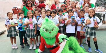 Atenea Gómez continúa dibujando sonrisas en los rostros de las niñas y niños de Isla Mujeres