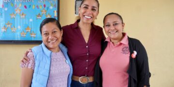Marybel Villegas visita a los vecinos de la región 100 de Cancún