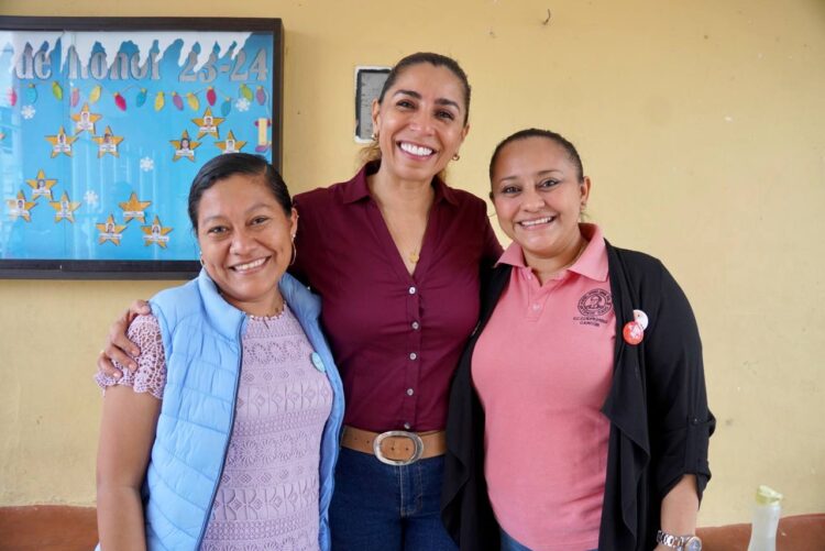 Marybel Villegas visita a los vecinos de la región 100 de Cancún