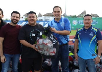 Promotores y entrenadores deportivos solidarenses reciben material deportivo de la CODEQ.