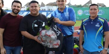Promotores y entrenadores deportivos solidarenses reciben material deportivo de la CODEQ.