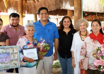 Festejo navideño en el Club del Adulto Mayor de Playa del Carmen