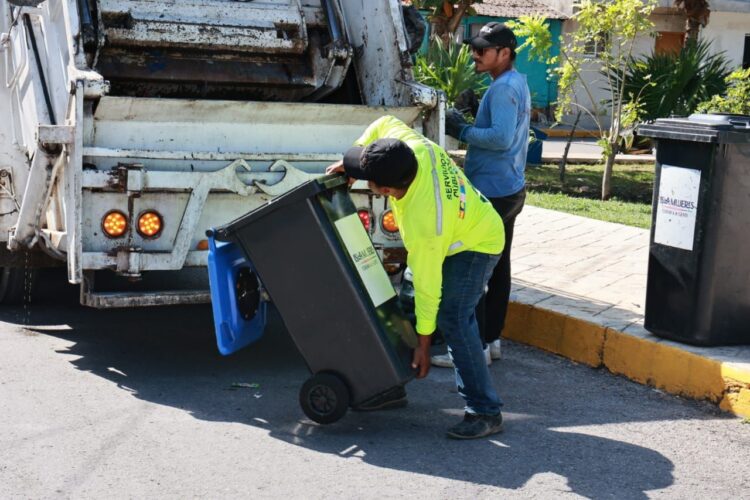 Servicios Públicos invita a la comunidad a mantener limpia Isla Mujeres en esta temporada decembrina