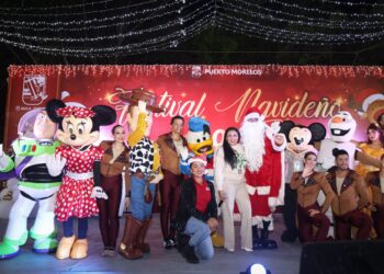 Disfrutan vecinos de Puerto Morelos del gran festival navideño