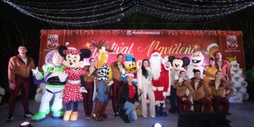 Disfrutan vecinos de Puerto Morelos del gran festival navideño