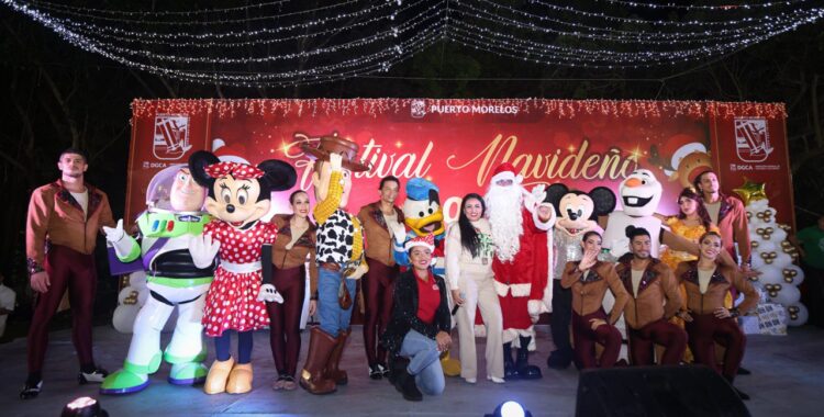 Disfrutan vecinos de Puerto Morelos del gran festival navideño