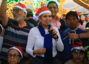 Inaugura Lili Campos villa navideña en Playa del Carmen