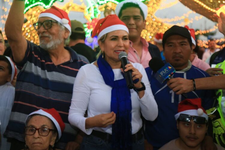 Inaugura Lili Campos villa navideña en Playa del Carmen