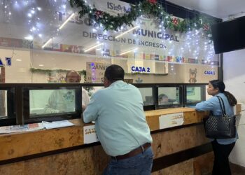 Gobierno de Atenea Gómez apoya a familias isleñas con descuentos en multas y recargos del predial