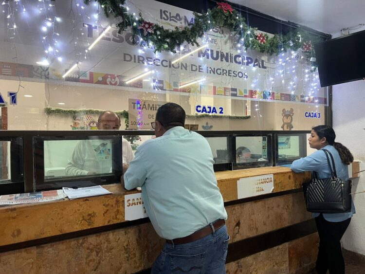 Gobierno de Atenea Gómez apoya a familias isleñas con descuentos en multas y recargos del predial