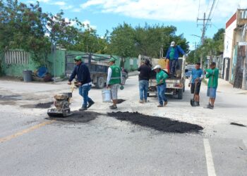Refuerza Puerto Morelos programa de bacheo en la cabecera municipal