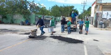 Refuerza Puerto Morelos programa de bacheo en la cabecera municipal