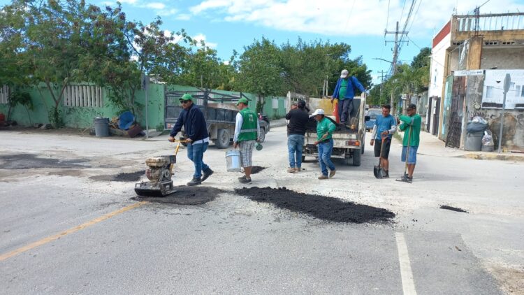 Refuerza Puerto Morelos programa de bacheo en la cabecera municipal