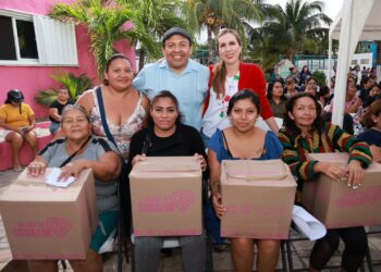 Atenea Gómez entrega apoyos del Programa ‘Isleña de Corazón’ en la zona insular de Isla Mujeres