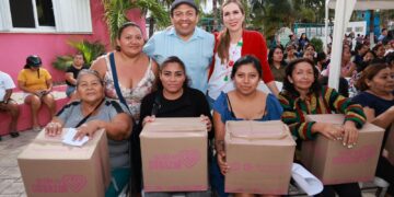Atenea Gómez entrega apoyos del Programa ‘Isleña de Corazón’ en la zona insular de Isla Mujeres