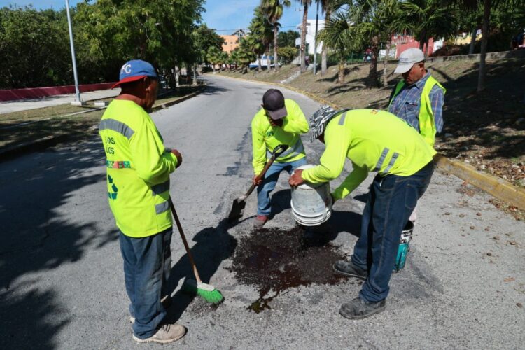 Gobierno de Isla Mujeres avanza en los trabajos de bacheo