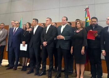 Priístas enterrando al PRI