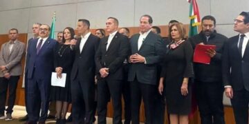 Priístas enterrando al PRI