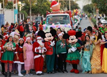 Familias participan en el Mega Desfile Navideño de Isla Mujeres