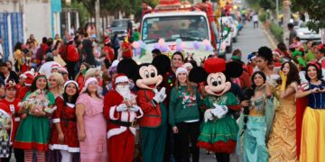 Familias participan en el Mega Desfile Navideño de Isla Mujeres
