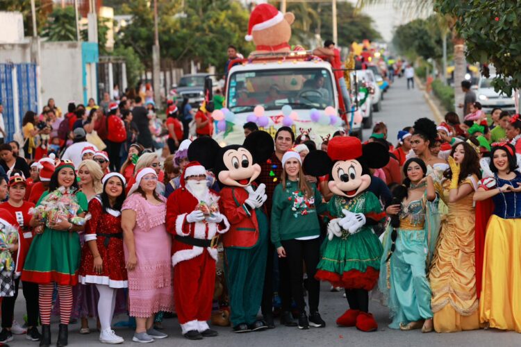 Familias participan en el Mega Desfile Navideño de Isla Mujeres