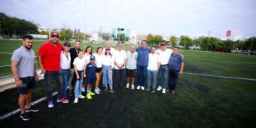 Ana Paty Peralta supervisa avance del 80% en canchas de la Sm. 21