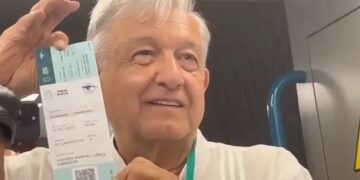 AMLO comparte con reporteros primer recorrido del Tren Maya