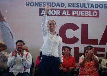 Condena Sheinbaum portada de 'Siempre' que la muestra con suásticas