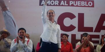 Condena Sheinbaum portada de 'Siempre' que la muestra con suásticas