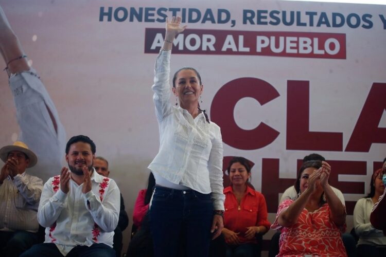 Condena Sheinbaum portada de 'Siempre' que la muestra con suásticas