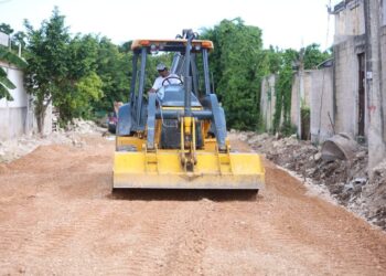 Familias cancunenses felices por el progreso en las obras de su colonia