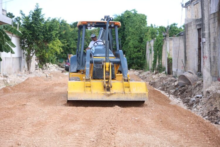 Familias cancunenses felices por el progreso en las obras de su colonia