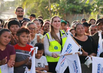Cumple Atenea Gómez otro compromiso en la Zona Continental con pavimentación la colonia La Loma
