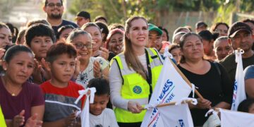 Cumple Atenea Gómez otro compromiso en la Zona Continental con pavimentación la colonia La Loma