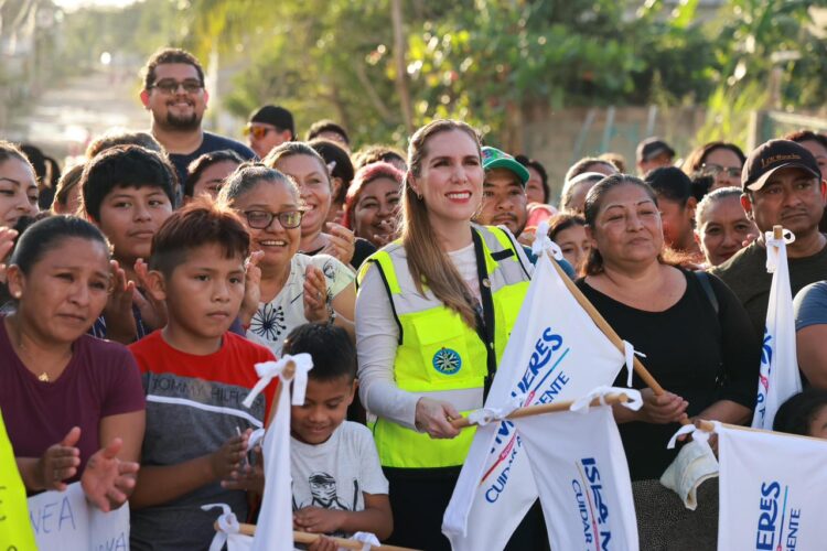 Cumple Atenea Gómez otro compromiso en la Zona Continental con pavimentación la colonia La Loma