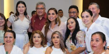 Maestras y maestros, conductores de transformación de Quintana Roo: Mara Lezama