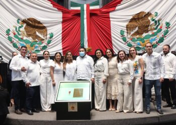 Blanca Merari asiste a conmemoración del 49 Aniversario de la Promulgación de la Constitución Política de Quintana Roo