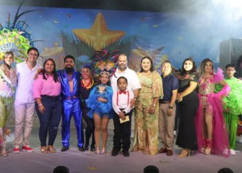 Se funden en Puerto Morelos alegria, color y tradición en presentación de los soberanos del Carnaval 2024